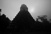 tikal_dym